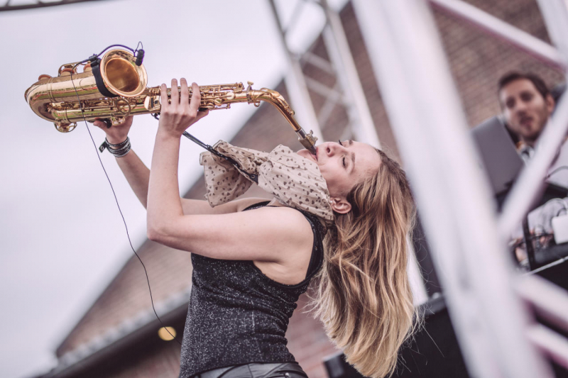 Saxophonistin Gina Brese