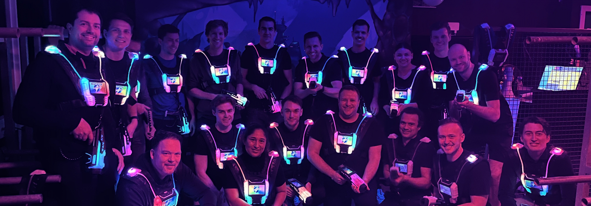 Gruppe von Menschen in Lasertag Kleidung