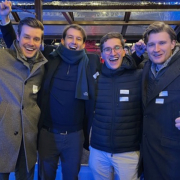 Vrienden vieren samen een evenement.