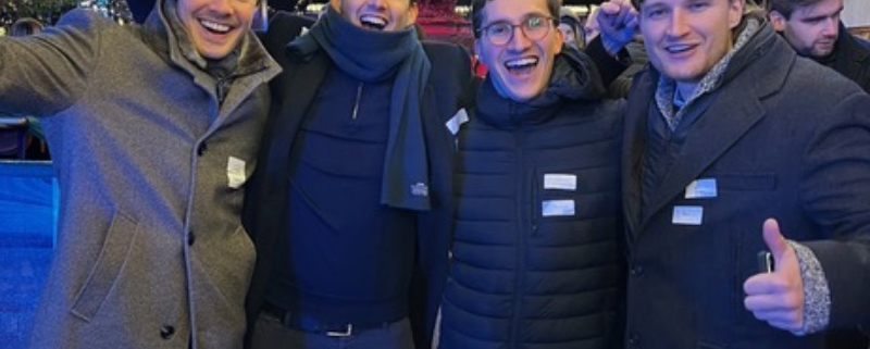 Vrienden vieren samen een evenement.