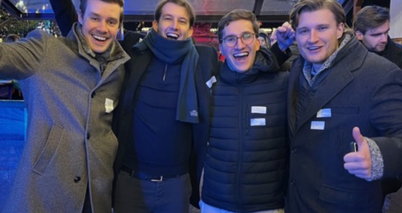 Vrienden vieren samen een evenement.