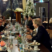 Diner met kerstdecoraties en gasten