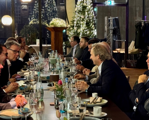Diner met kerstdecoraties en gasten