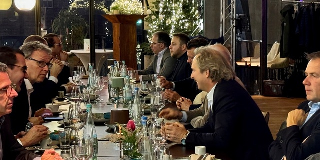 Diner met kerstdecoraties en gasten