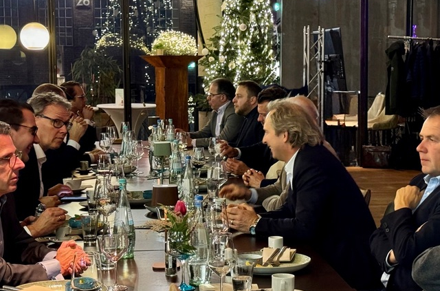 Diner met kerstdecoraties en gasten