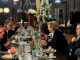 Diner met kerstdecoraties en gasten