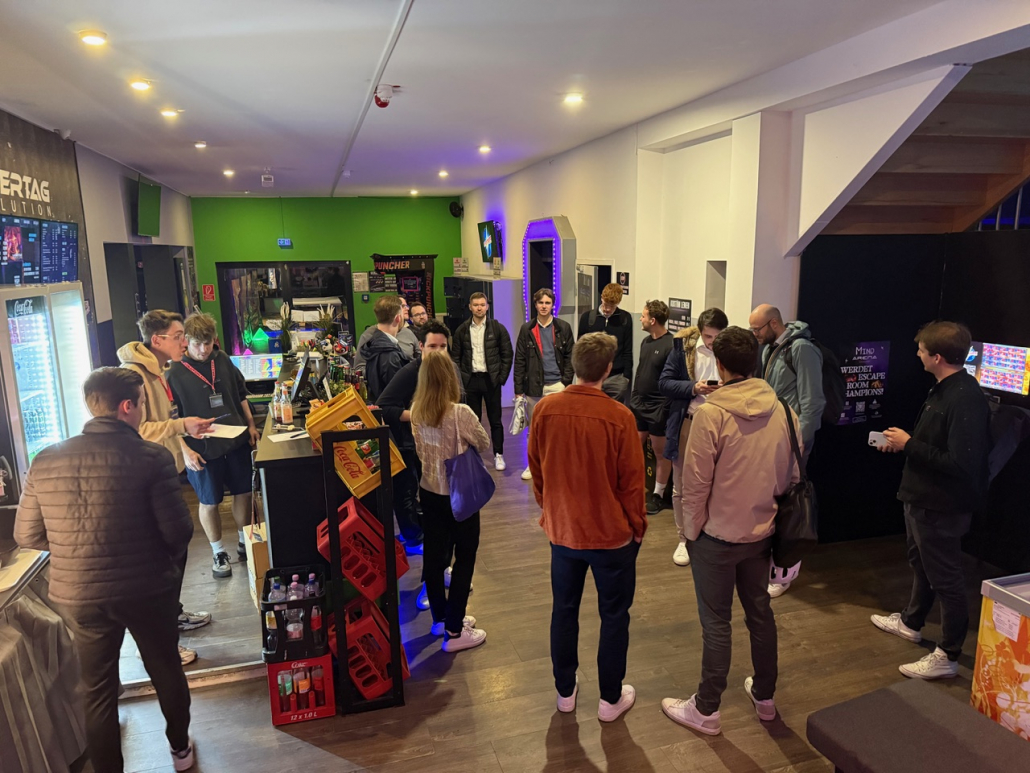 Groep mensen in een winkelruimte.