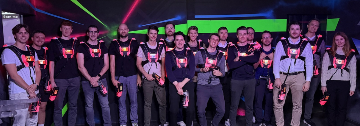 Groep mensen met laserpistolen.