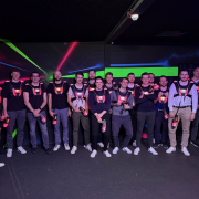 Groep mensen met laserpistolen.