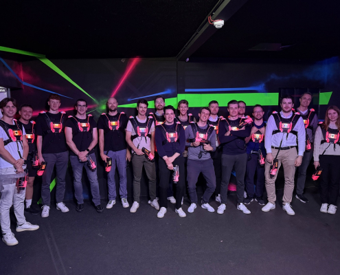 Groep mensen met laserpistolen.