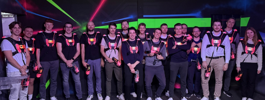 Groep mensen met laserpistolen.